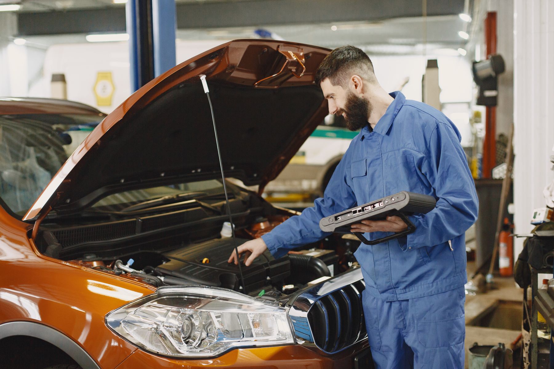 Diagnostic automobile à l’aide d’un ordinateur dans un atelier
